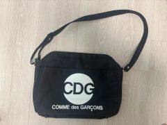 希少 COMME des GARÇONS ビッグロゴ メッセンジャーバッグ - メルカリ