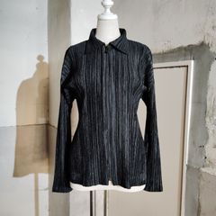 週末限定お値下げ中】PLEATS PLEASE マンスリー 黒シャツ 3 - メルカリ