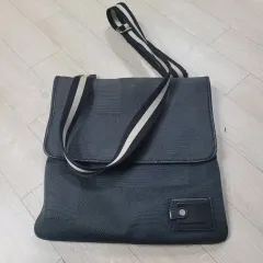 正規品バリー メッセンジャーバッグ