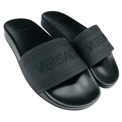 VERSACE★ヴェルサーチ・レディース エンボス加工ブランドロゴデザイン ラバー スライドサンダル (37/24㎝相当) イタリア製 ブランドサンダル レディースサンダル 春夏靴 カジュアルシューズ オシャレ シャワーサンダル ブラックのサムネイル