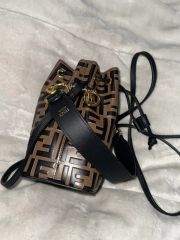 FENDI》 モントレゾール ミニ ブラウン FFズッカ ショルダーバッグ 