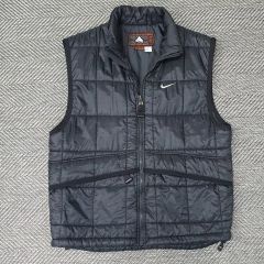 NIKE ダウンベスト S ブラック ACG 刺繍ロゴ - メルカリ
