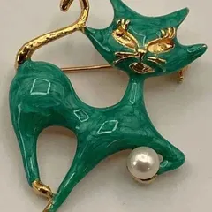 猫ブローチ　パールつき　エナメル　グリーン　新品同様