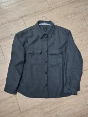 H&M チャコール グレー シャツ