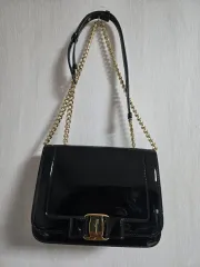 FERRAGAMO フェラガモ ブラック エナメル チェーン ショルダーバッグ (正規品)のサムネイル