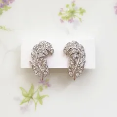 Monet　モネ　シルバートーン　クリアラインストーン　フェザー　イヤリング