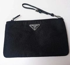 PRADA プラダ ネックストラップ ナイロンポーチ バッグ 財布 - メルカリ
