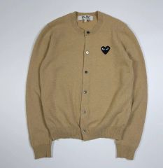 美品✨PLAY COMME des GARCONS カーディガン ベージュ S - メルカリ