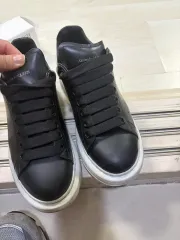 Alexander McQueen オーバーソール スニーカー 白 黒のサムネイル