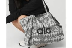 Alo Yoga グレータイダイ トートバッグ - メルカリ