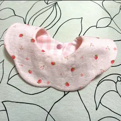 ハンドメイドスタイ　ピンクダブルガーゼ花刺繍といちご＆ベビーピンクチェック