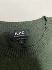 A.P.C. アーペーセー カーキ色 ロゴ ニット Lのサムネイル