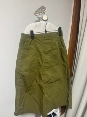 ダークグリーン ボタン付き ショートパンツ ウエストゴム ミモレ丈 