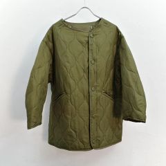 Kパラスパレス タイプライター中綿キルトボトル襟ブルゾン カーキ色 