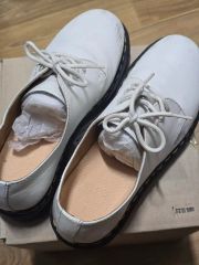 Dr. Martens ホワイト クロコ型押し ローファー - メルカリ
