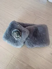 ファーマフラースカーフ グレー 花装飾 マグネット処理