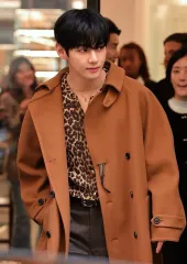 BTS ヴィ様 着用 セリーヌ 24fw カシミア レオパード カーディガンのサムネイル