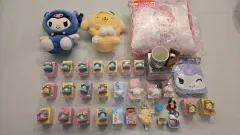 サンリオ、クレヨンしんちゃん、星のカービィ、ミッフィーなどのぬいぐるみ、キーホルダー、フィギュアのコレクション。まとめ＆それぞれ。ポップ。