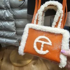 UGG Telfa ミニ SPY × FAMILY(スパイファミリー) パンプキン 新品のサムネイル