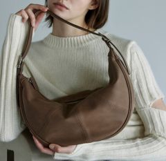 美品】russet ハーフムーンショルダーバッグ(CE-1486-WEB) - メルカリ