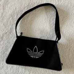 adidas ショルダーバッグ KQU40 ブラック 31x24cm - メルカリ