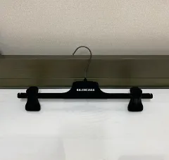 バレンシアガ 服掛けのサムネイル