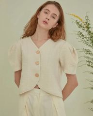美品 OLUN ペプラムニットトップス アイボリー きりまる - メルカリ