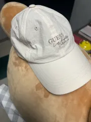 GUESS アイボリー キャップ 帽子のサムネイル