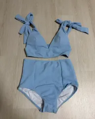 ライトブルーのビキニ水着
