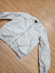 GUESSの春ジャケットです。サイズはSです。バスト周りは90cmです。のサムネイル