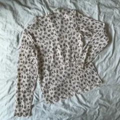 アイボリー セミ プリーツ ハイネック Tシャツ