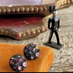 【イヤリング】ブラックパープル　花　ミニラウンド　60’sドイツ