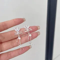 ハートリボン パールチェーン ピアス レディース 韓国風 透明感 ガーリー 揺れる ロングピアス シルバー調 可愛い フェミニン 姫系 デート 普段使い 軽量 上品 キラキラ アクセサリー プレゼント 人気アイテム