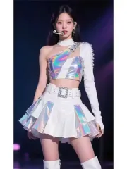 白 ホログラム セットアップ ステージ 衣装 放送 ダンス