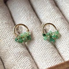 エメラルド原石の小さなサークルスタッドピアス - メルカリ