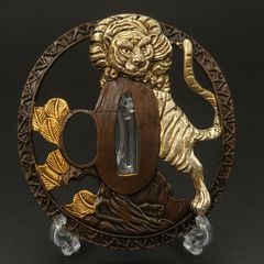 刀装具 鐔 在銘 近江守戈幸作 銅地 金銀色絵 流水笹に虎図 丸形鍔 刀鍔 猛虎の図 金虎 鍔立付 XG284 鍔 銅地 細工 金銀メッキ 日本刀装具