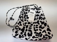 カオパオシュウ】カラフル アシンメトリー ショルダーバッグ ドット 