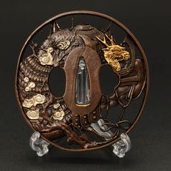 日本刀装具　刀鍔　兜と龍桜図　XG88 銅地　金工　細工　鍔　つば　居合用　刀剣美術
