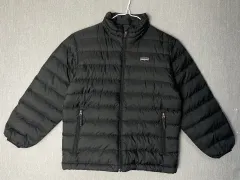 キッズ 8/s patagonia ブラック ダウンのサムネイル