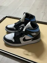 NIKE ジョーダン1 ミッド ユニバーシティブルー 270 出品