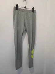 ナイキ グレー レギンス 蛍光 ロゴ