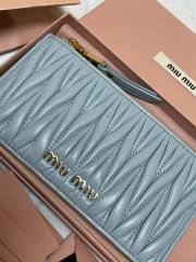 ✨新品未使用✨ miumiu 長財布 マテラッセ フラップ アイコン - メルカリ