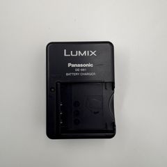 Panasonic LUMIX 【純正】充電器 DE-A65【通電確認済】 - メルカリ
