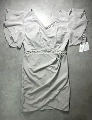 キャバドレス dazzy store フリルスリーブ ビジュー タイト ミニドレス ライトグレー 肩幅35/身幅42/ウエスト35/着丈87cm デイジーストア パーティー 結婚式 二次会 膝丈 上品 シフォン袖 パール 華やか 114