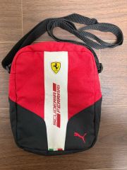 F1エクスペリエンスレザー調トラベルポーチ 赤 F1エクスペリエンスレザー調トラベルポーチ 赤 - メルカリ