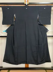 352B【アンティーク着物】色無地 正絹？？ 五つ紋 扇紋 黒 漆黒 地紋なし リメイク素材にものサムネイル