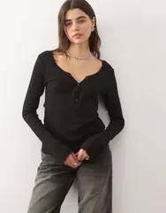 モンキ レディース トップス Tシャツ Monki long sleeve henley buttoneck top with flared sleeves Black ブラックのサムネイル