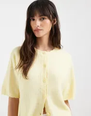 ピーシーズ レディース アウター カーディガン ニット PIECEShort sleeve scallop trim knit cardigan in butter yellow French vanilla イエロー