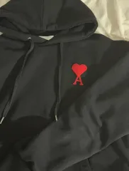 アミ スモール ハート ブラック WHO フードTシャツのサムネイル