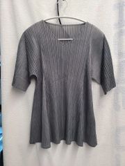 PLEATS PLEASE 半袖 トップス グレー - メルカリ